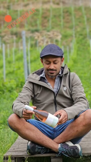 Am kommenden Freitag steht unsere After-Work Veranstaltung ganz im Zeichen unserer Weine aus Saale-Unstrut.
Zu diesem Anlass haben wir uns mit der @winzerbar Naumburg zusammengetan, die euch ihren „Rotling 2025 LITE“ bei uns vorstellt.
Die Winzerbar ist ein kleines Weingut in den Naumburger Weinbergen. Der Anbau findet komplett ökologisch, ohne Glyphosat statt. Das Resultat: Kleine erlesene Erträge, eine tolle Biodiversität im Weinberg und besondere Weine mit Charakter.
Zum Auftakt des Winzerbardebuts im CURT könnt ihr bei uns eine Flasche des Rotlings, zusammen mit einem Teller CURT-Leckereien beim nächsten After-Work gewinnen.
Um teilzunehmen müsst ihr:
♡ Das Reel liken
♡ dem CURT und der WINZERBAR folgen
♡ 2 Freunde in den Kommentaren verlinken.
♡ Wer das Reel in seiner Story teilt, kommt doppelt in den Lostopf!
Viel Erfolg und Spaß beim mitmachen wünschen das Cafe CURT und die WINZERBAR!
Musik: Walk
Musiker: iksonmusic